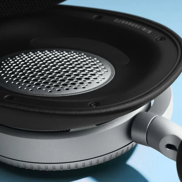 Beuatyshot-Beoplay-H100-perspective-0010-hires-logo-s3840x2160px